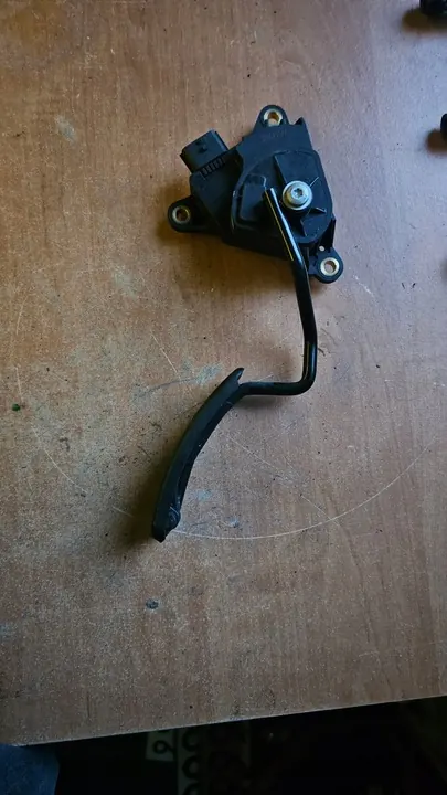 Accelerator Pedal RENAULT CLIO III 2009 8200297342B image 2