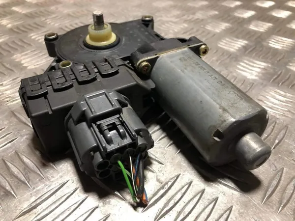 Ford Focus MK1 vänster bakruta motor OEM 0130821903 image 3