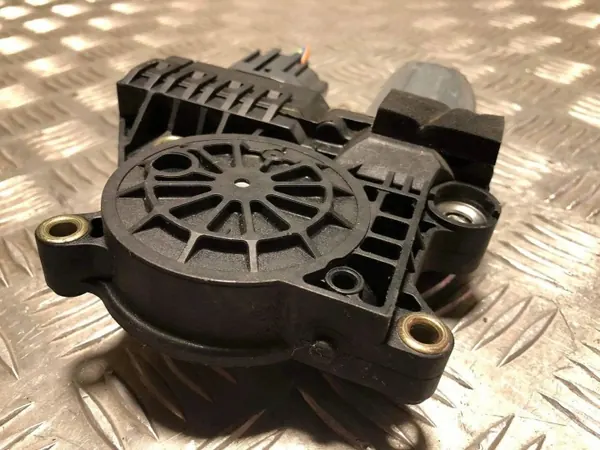 Ford Focus MK1 vänster bakruta motor OEM 0130821903 image 4