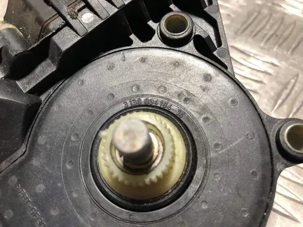 Ford Focus MK1 vänster bakruta motor OEM 0130821903 image 7