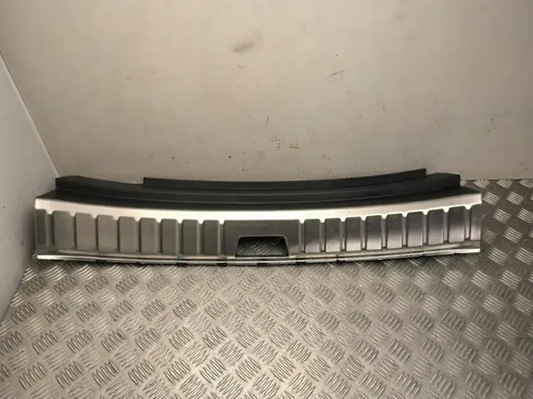 Panel de cerradura maletero Polestar 4 OEM 80009816 - Usado image 2