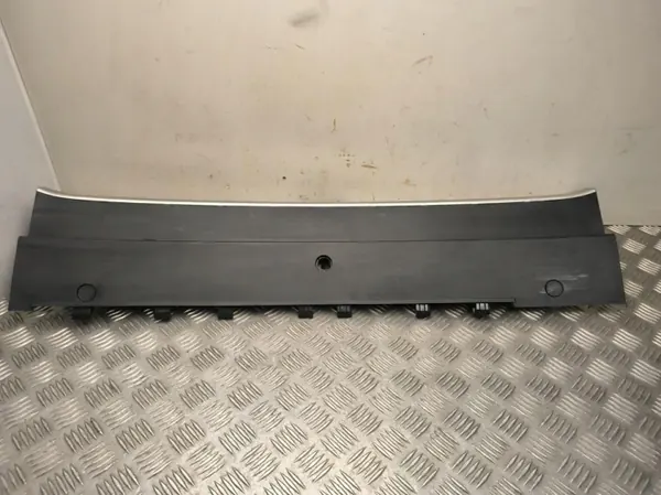 Panel de cerradura maletero Polestar 4 OEM 80009816 - Usado image 3