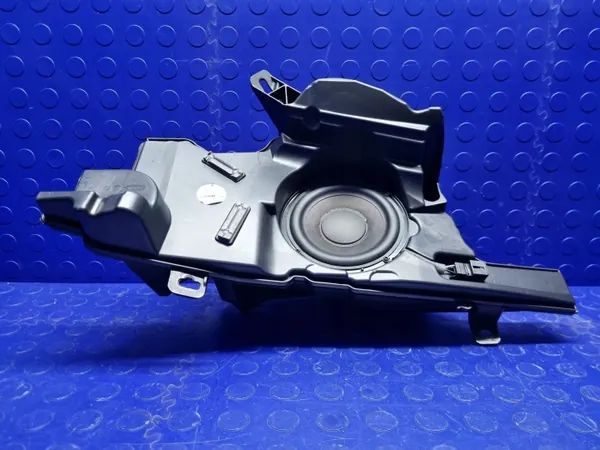 Audi A5 F5 8W Oikea Subwoofer OEM 8W7035382C image 2