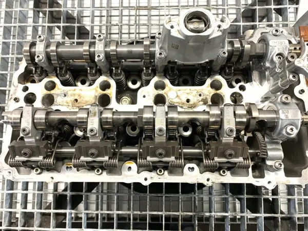 Höger Cylinderhuvud OEM 7852459 för BMW G30 4.4L image 3