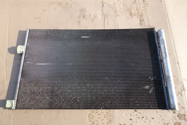 Condensador AC Renault Trafic IV OEM 921001261R Usado image 2