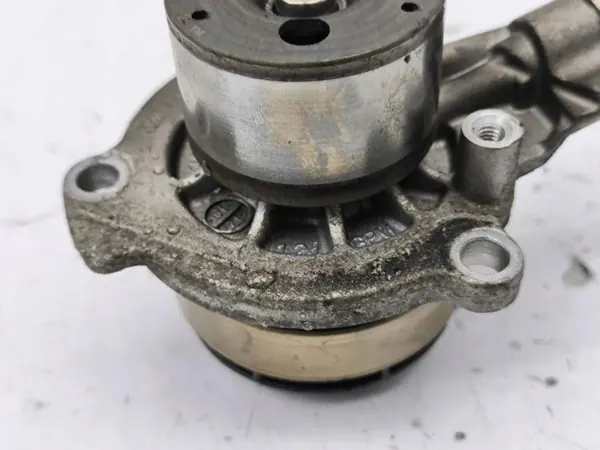 Pompe à eau Audi OEM 04L011L - Audi OE d'occasion image 3