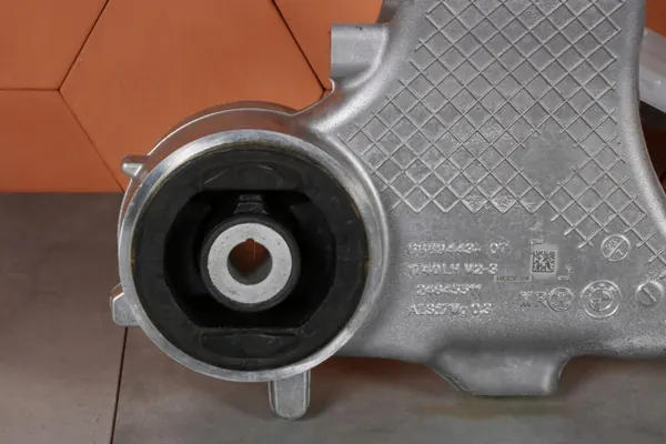 BMW 5 G61 i5 Hinterachsschwinge OEM 8848485 image 7