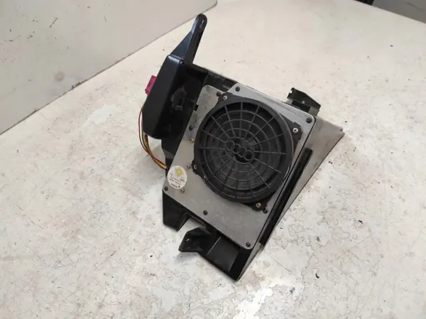 Subwoofer Audi A3 8L OEM 8L0035381D - Usado image 4