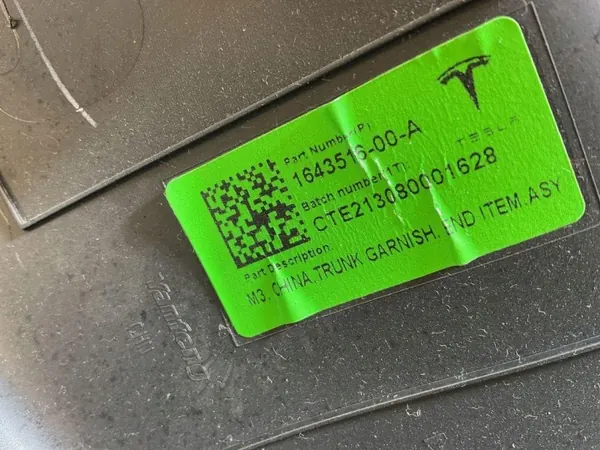 Tesla Kofferraumleiste OEM 164351600A - Gebraucht image 5