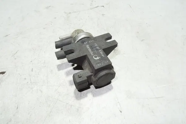 Elektromagnetisk ventil AUDI A6 2.5L diesel 2000 OEM 8D0906627B image 2