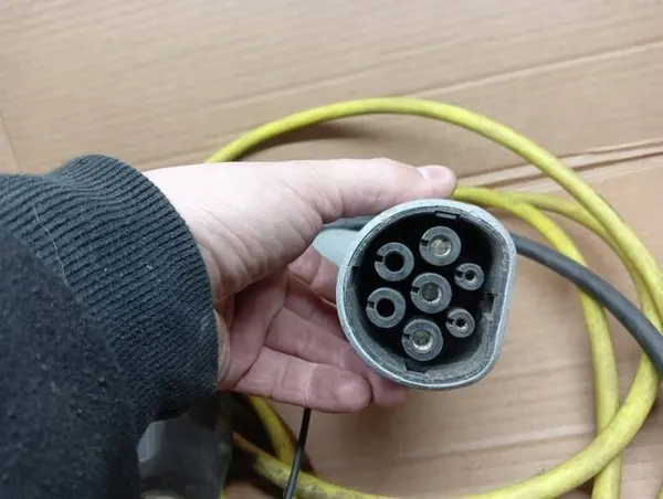Batterieladekabel OEM 12E971675AA - Gebraucht image 3