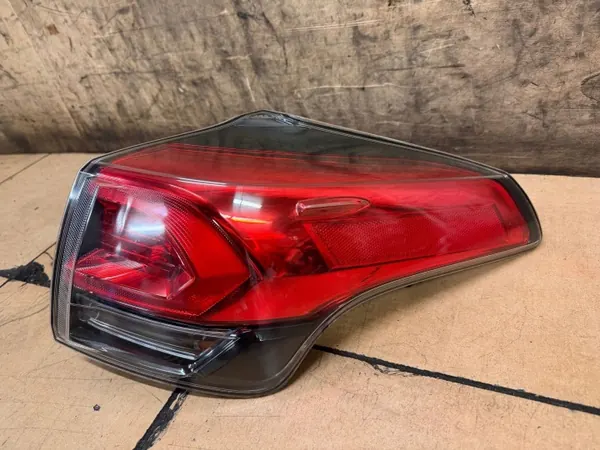 Luz trasera derecha Toyota RAV4 IV OEM 8155042201 image 3