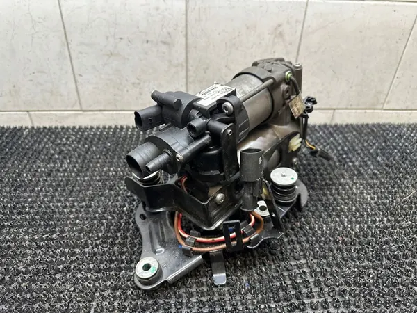Audi Q7 4M Rear Air Suspension Compressor 10R056089 image 2
