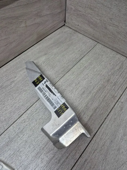 Ferrari 458 höger spegelmontering OEM 270836 image 2
