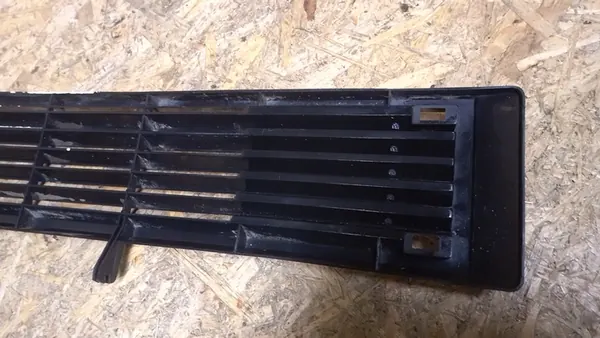 VW Transporter T3 Grill OEM 251853663 image 4