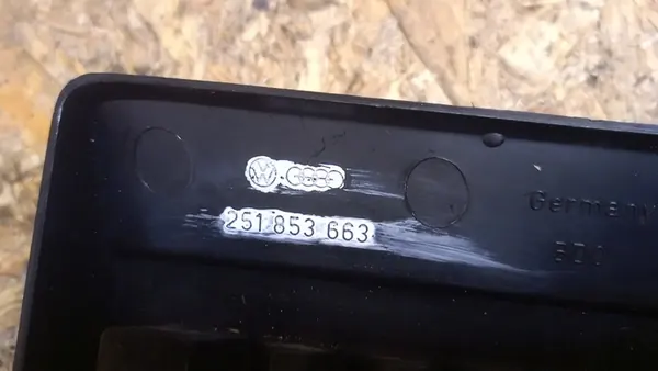 VW Transporter T3 Grill OEM 251853663 image 6
