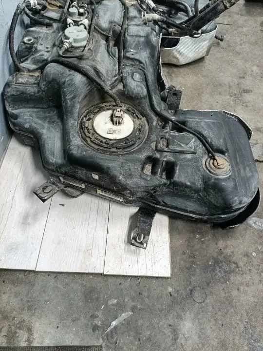 Réservoir carburant Dodge Durango OEM 68248419AC - Complet image 3