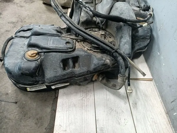 Réservoir carburant Dodge Durango OEM 68248419AC - Complet image 4