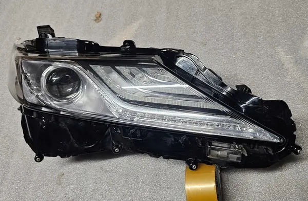Toyota Camry VIII XV70 2019 Faro Derecho image 2