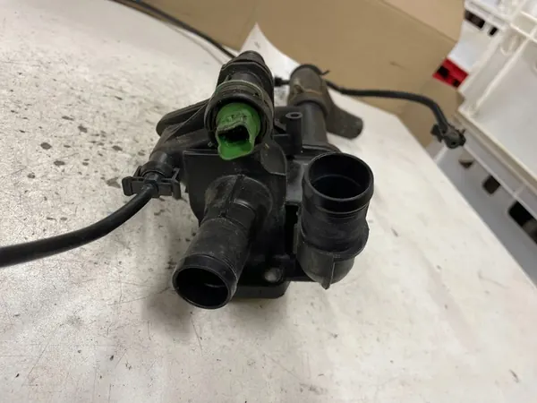 Carcasa de termostato PEUGEOT 308 1.6L Diesel 2008 OEM 9670253780 image 2