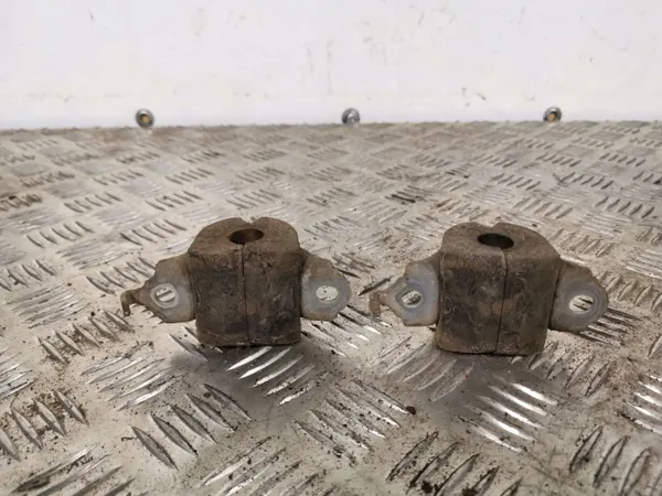 Subaru Rear Stabiliser Bracket OEM FBZ3569 image 3