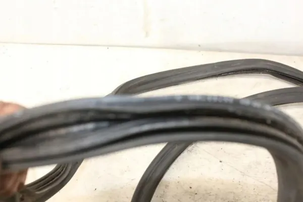 VW tavaratilan tiiviste OEM 1K6827705E - Käytetty image 3