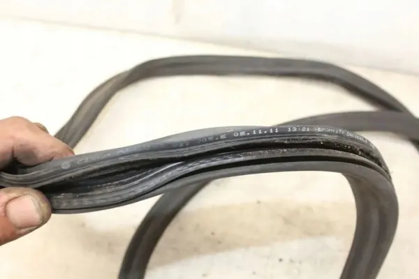 VW tavaratilan tiiviste OEM 1K6827705E - Käytetty image 4