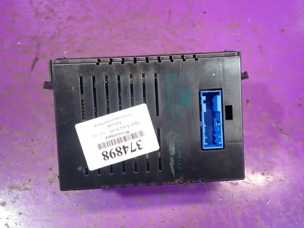 Opel Astra H radionäyttö OEM 13178570 - Käytetty image 3