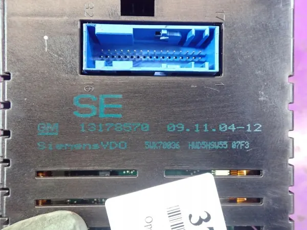 Opel Astra H radionäyttö OEM 13178570 - Käytetty image 6