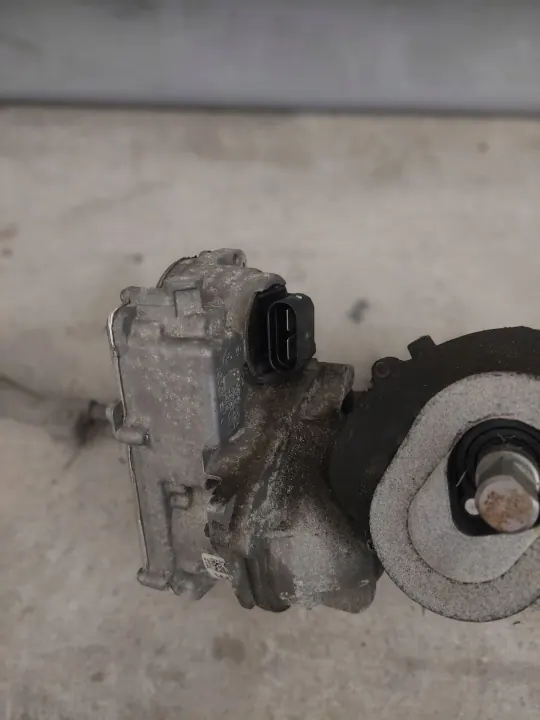 BMW 2 F45 F46 MAGLOWNICA OEM 9892295 - Gebruikt image 4