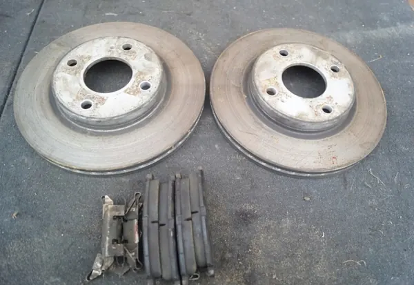Conjunto de discos e pastilhas dianteiros para Ford Fiesta mk7 image 2