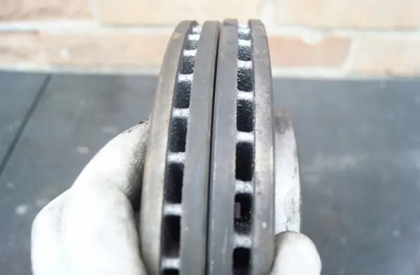 Conjunto de discos e pastilhas dianteiros para Ford Fiesta mk7 image 3