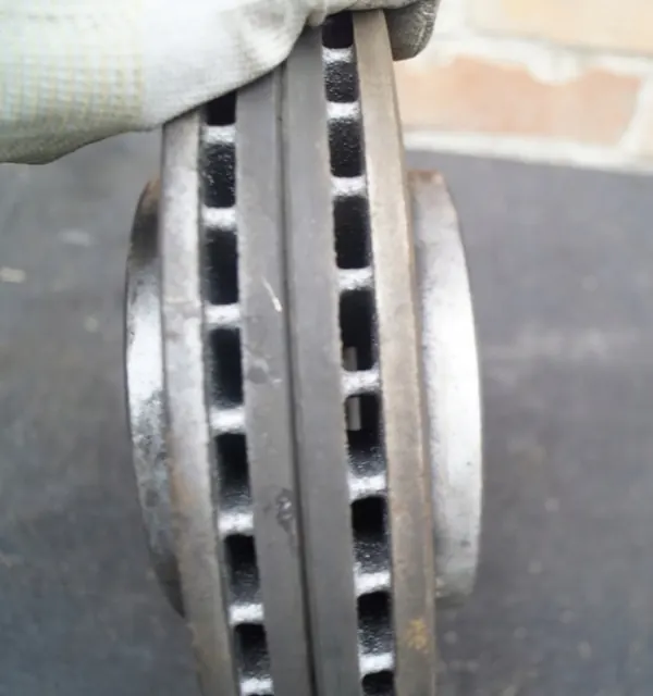 Conjunto de discos e pastilhas dianteiros para Ford Fiesta mk7 image 4