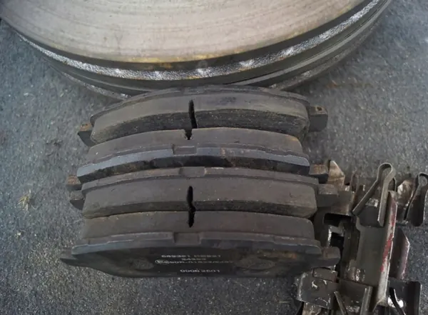 Conjunto de discos e pastilhas dianteiros para Ford Fiesta mk7 image 5