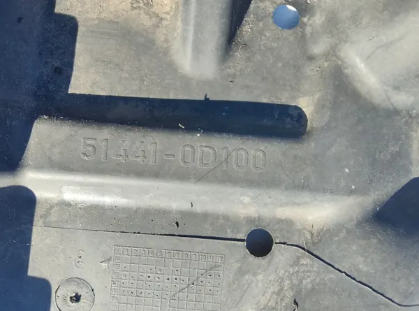 Cubremotor derecho OEM 51441-0D100 Toyota Yaris image 3