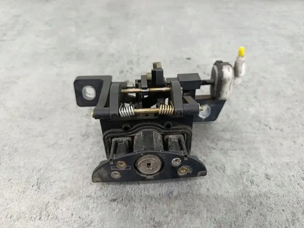 Mercedes kofferbakhendel OEM A1687400793 - Gebruikt image 2