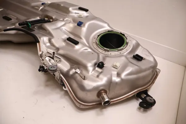 Volvo Polttoainesäiliö OEM 32139162 V60 II Plug-in Hybridille image 4