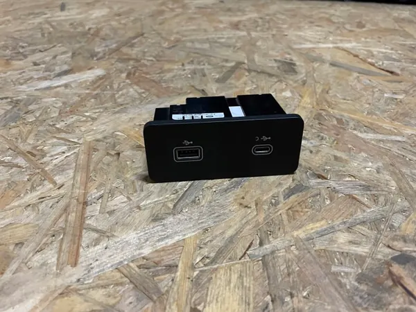 Prise USB C OEM L8B2-19E110-DE pour Jaguar E-Pace image 2