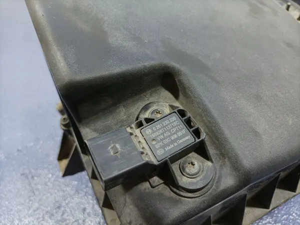 VW Amarok I 2.0 TDI Ilmansuodattimen Kotelo MAF Anturi OEM image 7