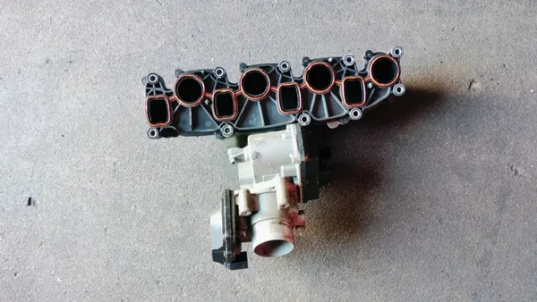 OEM PRZEPUSTNICAKOLEKTOR Colector de Admisión VW Passat image 2