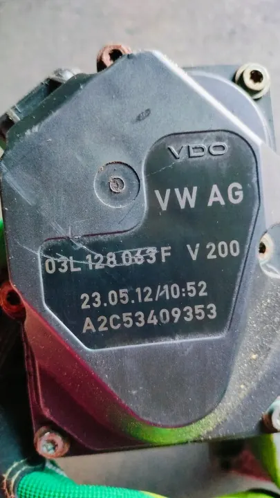 OEM PRZEPUSTNICAKOLEKTOR Colector de Admisión VW Passat image 3