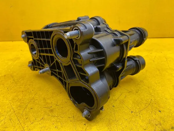 Carcasa de termostato VW Audi 2.0 TDI 05L121111Q image 3