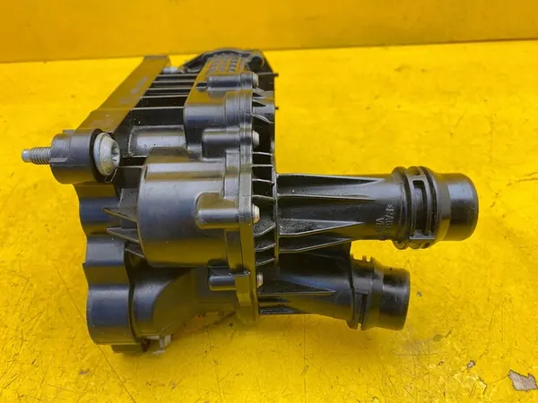 Carcasa de termostato VW Audi 2.0 TDI 05L121111Q image 4