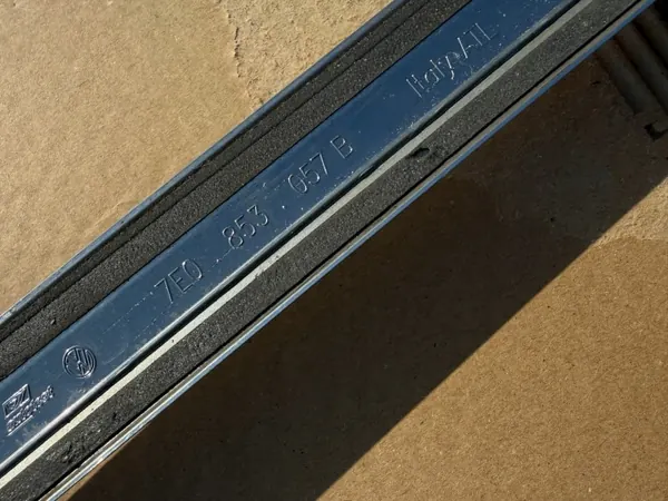 VW T5 Lift Multivan Chromstrip Links 7E0853057B image 3