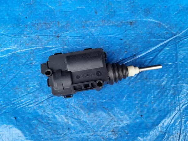 OPEL Vectra C Signum Bränsletankslucka Ställdon GM 24438209 image 2