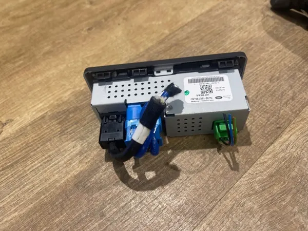 Land Rover USB-Anschluss OEM GJ3219E130AD - Gebraucht image 3
