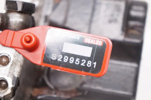 VOLVO V70 III XC70 II XC90 I KRAFTSTOFFEINSPRITZPUMPE image 8