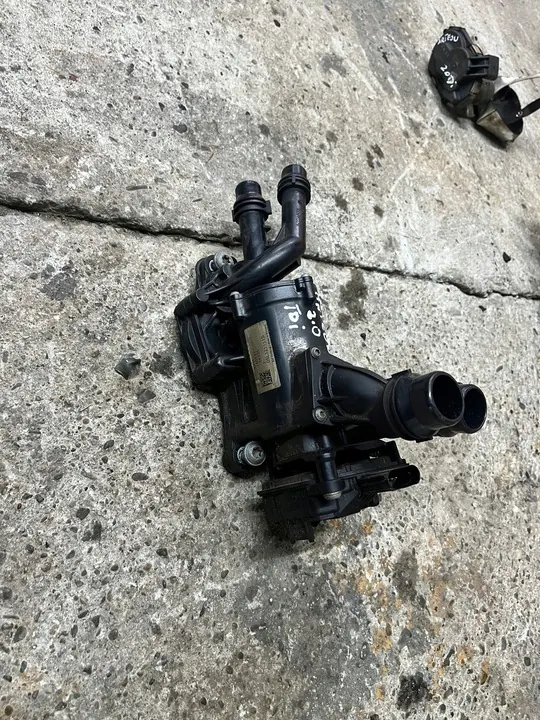 Carcasa de termostato VW 2.0 TDI 05L121111S image 2