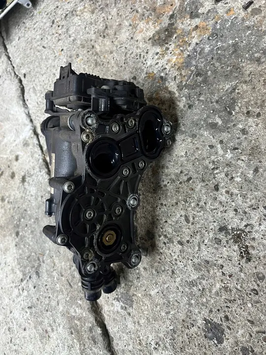 Carcasa de termostato VW 2.0 TDI 05L121111S image 4