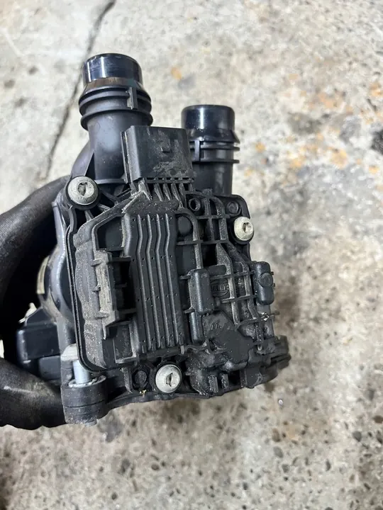 Carcasa de termostato VW 2.0 TDI 05L121111S image 5